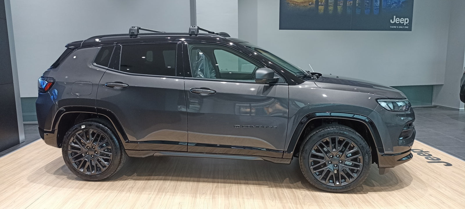 Jeep Compass Roof Rack-Crossbars Fits to for Flush Roof Rails Silver Color Jeep Compass Roof Rack-Crossbars Fits to for Flush Roof Rails Silver Color